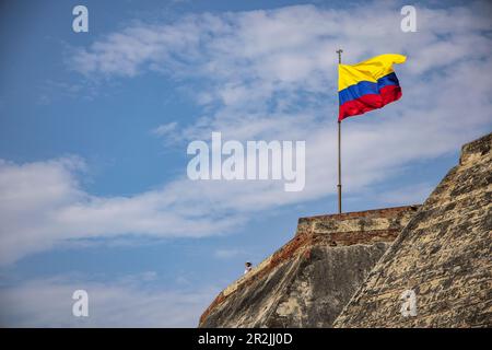 Drapeau colombien vole à la forteresse Castillo San Felipe de Barajas, Cartagena, Bolívar, Colombie, Amérique du Sud Banque D'Images