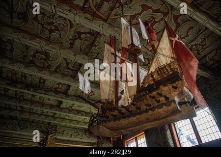 Maquette de bateau suspendu au plafond dans l'église Kvernes Stave, Kvernes, Averøy, Møre og Romsdal, Norvège, Europe Banque D'Images