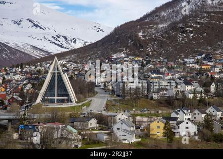 Cathédrale et montagnes arctiques, Tromso, Troms og Finnmark, Norvège, Europe Banque D'Images