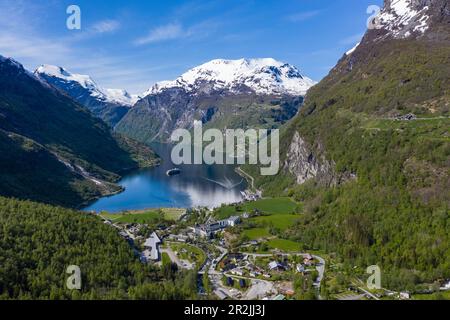 Vue aérienne du bateau de croisière d'expédition World Voyager (croisières nicko) dans le Geiragerfjord vu du point de vue voisin de Flydalsjuvet, Geiranger, Møre Banque D'Images