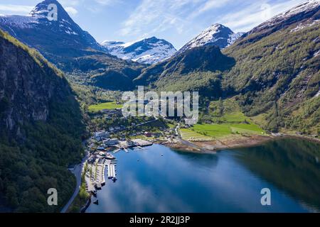 Vue aérienne du village et de la jetée de Geiranger, Geiranger, Møre og Romsdal, Norvège, Europe Banque D'Images