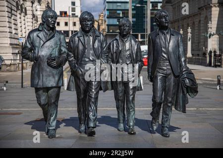 Statue des Beatles à The Beatles Pier Head, Liverpool, Angleterre, Royaume-Uni, Europe Banque D'Images