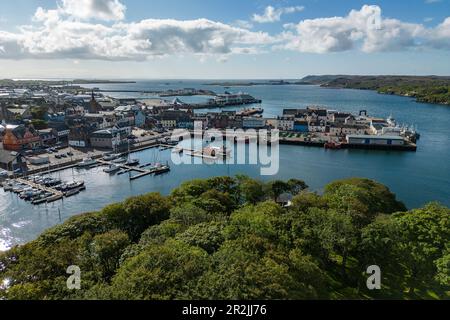 Vue aérienne du port, de la ville et du bateau de croisière d'expédition World Voyager (croisières nicko) à la jetée, Stornoway, Lewis et Harris, Outer Hebrides, SC Banque D'Images