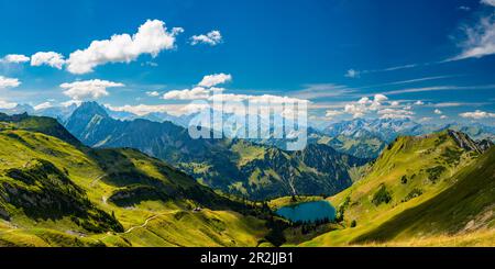 Panorama de montagne de la selle indicatrice au Seealpsee, dans l'arrière gauche les Höfats 2259m, Allgäu Alpes, Allgäu, Bavière, Allemagne, Europe Banque D'Images