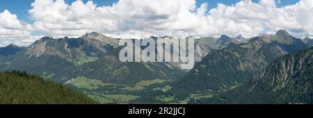 Panorama sur la montagne de Söllereck au Nebelhorn, 2224m, Schattenberg, 1845m, Schneck, 2268m, Riffenkopf, 1748m, et Höfats, 2259m, Alpes d'Allgäu, Banque D'Images