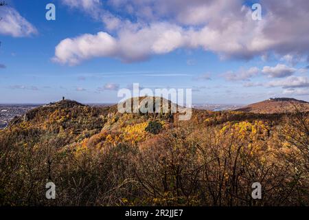 Vue du Breiberg dans le Siebengebirge aux Drachenfels, au Wolkenburg et au Petersberg, en arrière-plan la vallée du Rhin près de Bonn, Banque D'Images