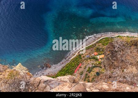 La vue colorée directement depuis la passerelle sur la falaise au point de vue de Cabo Girão, île de Madère, Portugal Banque D'Images