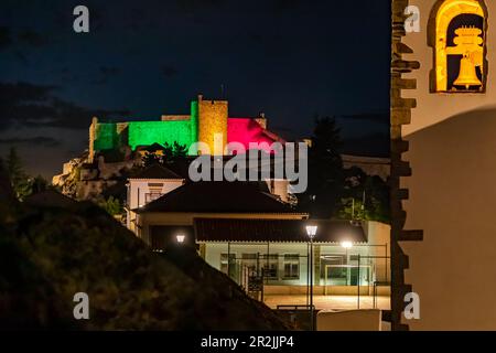 Le château et les remparts de la ville de Marvao illuminés dans la soirée avec les couleurs verte et rouge du drapeau portugais, Portugal Banque D'Images