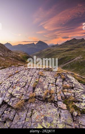 Vue sur le Bieltal jusqu'à la montagne de Vallüla, groupe de Silvretta, Tyrol, Autriche Banque D'Images