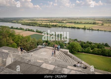 Les visiteurs apprécient la vue sur le Danube depuis le Mémorial Walhalla à Donaustauf près de Regensburg, Haut-Palatinat, Basse-Bavière, Bavière, Allemagne Banque D'Images