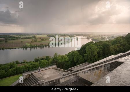 Vue sur le Danube depuis le Mémorial Walhalla à Donaustauf près de Regensburg après un orage, Haut-Palatinat, Basse-Bavière, Bavière, Allemagne Banque D'Images