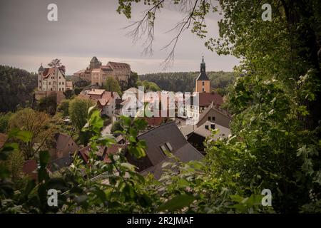 Vue sur le château de Hohnstein, Hohnstein, ville de campagne en Saxe, région de la Suisse saxonne-est de l'Ore, Saxe, Allemagne, Europe Banque D'Images