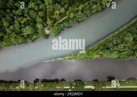 Confluent du Danube (foncé) et de l'Iller (clair) à la frontière de la Bavière et du Bade-Wurtemberg, Allemagne, photographie aérienne Banque D'Images