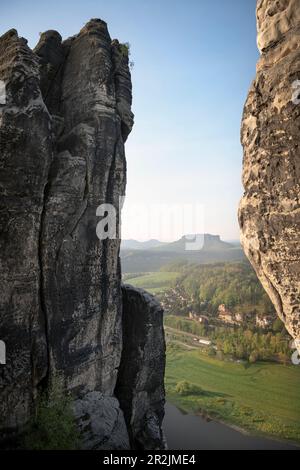 Vue à travers les rochers du pont de Bastei vers Lilienstein, Suisse saxonne, montagnes de grès d'Elbe, Saxe, Elbe, Allemagne Banque D'Images