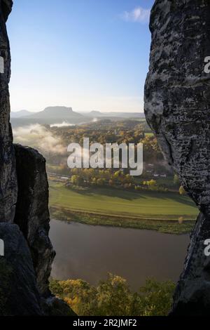 Vue à travers les rochers du pont de Bastei jusqu'à la montagne de la Table Lilienstein, la Suisse saxonne, les montagnes de grès d'Elbe, la Saxe, l'Elbe, Allemagne Banque D'Images