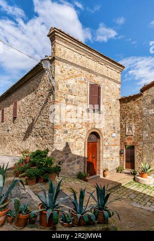 Chapelle dans les rues arrière de Chiusdino, province de Sienne, Toscane, Italie Banque D'Images