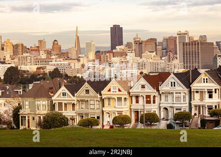 Maisons victoriennes belles dames à Alamo Square et la skyline de San Francisco, Californie, États-Unis d'Amérique, USA Banque D'Images