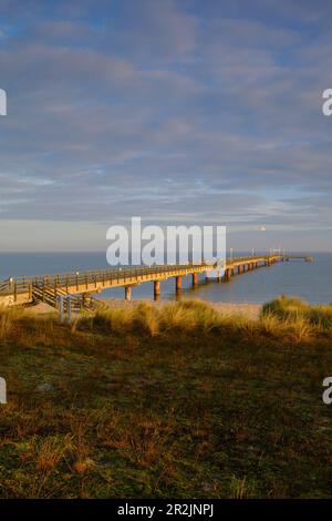 Lever du soleil à la jetée sur la plage nord dans la station balnéaire de Prerow en mer Baltique sur le Darss, Fischland-Darss-Zingst, Mecklembourg-Poméranie occidentale, Allemagne Banque D'Images