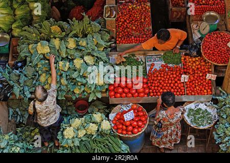 Les gens de stands dans le hall du marché, Port Louis, Ile Maurice, Afrique du Sud Banque D'Images