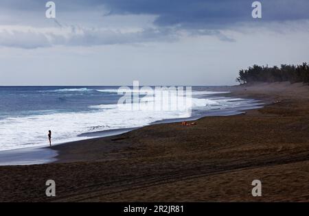 Plage à Etang-Sale sous ciel nuageux, La Réunion, océan Indien Banque D'Images