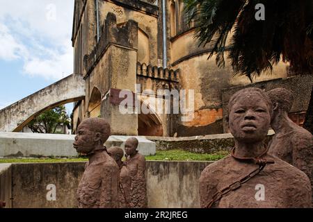 Monument à l'esclavage par Clara Soenaes au site historique du marché des esclaves près de la cathédrale anglicane, Stonetown, Zanzibar City, Zanzibar, Tanza Banque D'Images