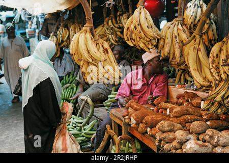 Les gens à la fruit stand au marché Darajani, Stonetown, Zanzibar City, Zanzibar, Tanzania, Africa Banque D'Images