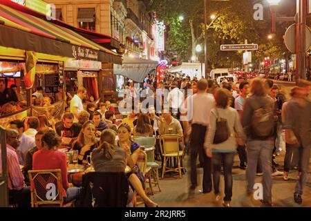 Les gens dans la rue et dans les restaurants le soir, La Porte Montmartre, Boulevard Montmartre, Paris, France, Europe Banque D'Images