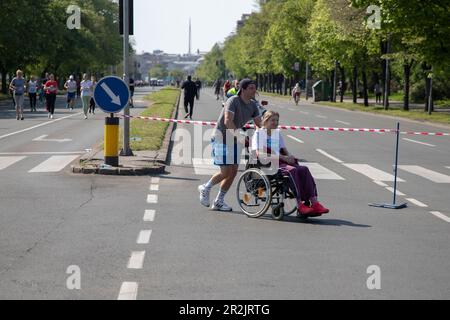 Belgrade, Serbie, 23 avril 2023 : un homme poussant un fauteuil roulant participe à une course marathon Banque D'Images