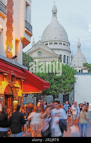 La Place du Tertre et de la basilique du Sacré-Cœur dans la soirée, Montmartre, Paris, France, Europe Banque D'Images