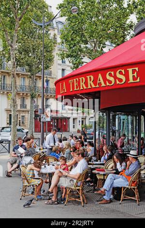 Les gens au café La Terrasse, Place de l'Ecole Militaire, Paris, France, Europe Banque D'Images