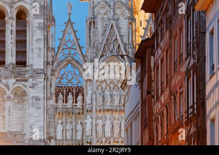 Façades de la rue du Gros Horloge et la cathédrale Notre-Dame de f'Assomption, Rouen, Normandie, France Banque D'Images