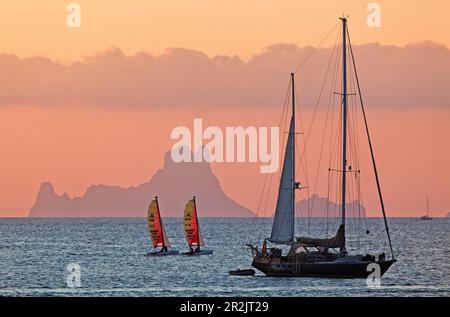 Coucher du soleil à Platja de Ses Illetes et la roche Cala d'Hort de Ibiza, Formentera, Îles Baléares, Espagne Banque D'Images