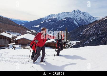 La raquette à neige à Heiligenblut, Parc National Hohe Tauern, Carinthie, Autriche, Europe Banque D'Images