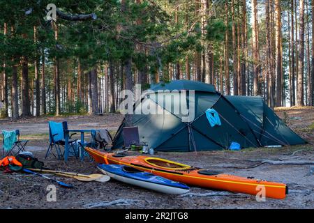 Tente et kayaks sur le lac Pielinen, Finlande Banque D'Images