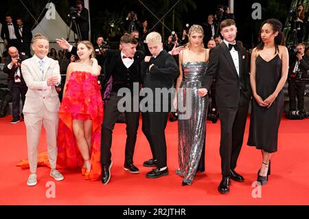 Cannes, Frankreich. 19th mai 2023. Laura Ambler, Mia McKenna-Bruce, Shaun Thomas, Molly Manning Walker, Lara Peake, Samuel Bottomley und Enva Lewis BEI der Premiere des Kinofilm 'les filles d'Olfa/four Daughters' auf dem Festival de Cannes 2023/76. Internationale Filmfestspiele von Cannes im Palais des Festivals. Cannes, 19.05.2023 crédit: Geisler-Fotopress GmbH/Alay Live News Banque D'Images