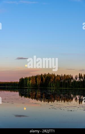 Paysage avec une pleine lune sur le Lake District, Finlande Banque D'Images