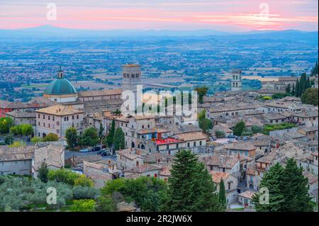 Coucher de soleil avec vue sur la cathédrale de San Rufino à Assise, province de Pérouse, Ombrie, Italie Banque D'Images