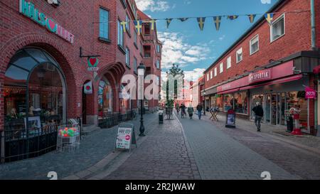 Rue commerçante et zone piétonne à Ystad en Suède au soleil Banque D'Images