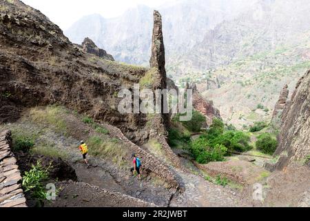 Mère et fils, touristes, randonnée à travers un beau paysage plein de monolithes de roche, près du petit village de cha de morte, santo antao, cabo verde Banque D'Images