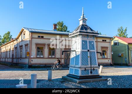 Ancienne fontaine avec lambris, scènes de rue dans la vieille ville de Rauma, côte ouest, Finlande Banque D'Images