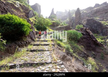 Mère et fils, touristes, randonnée sur un beau sentier de randonnée sur l'île de Santo Antao, traversant des canyons spectaculaires près du village cha de Morte, Cabo verde Banque D'Images