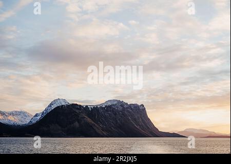 Rochers dans la mer le matin à Risoyhamn, Nordland, Norvège, Europe Banque D'Images