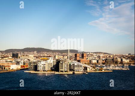 Vue sur l'horizon d'Aker Brygge et l'hôtel de ville d'Oslo, Norvège, Europe Banque D'Images