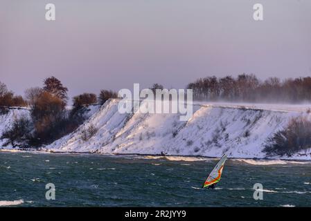 Brodten rive abrupte avec surfeurs en face, vue de la jetée de Niendorf, baie de Lübeck, Schleswig Holstein, Allemagne Banque D'Images