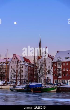 Voiliers glacés sur l'Obertrave, vue sur l'église Saint-Jakobi, Lübeck, baie de Lübeck, Schleswig-Holstein, Allemagne Banque D'Images