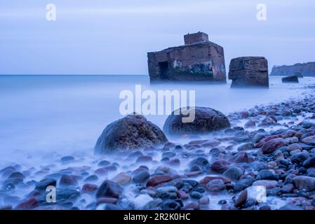 Ancien bunker dans la mer, côte abrupte entre Ahrenshoop et Wustrow, Fischland-Darss-Zingst péninsule de la mer Baltique, Mecklembourg-Poméranie occidentale, Allemagne Banque D'Images