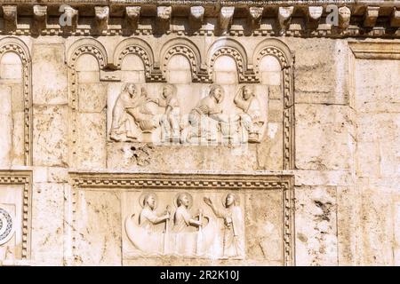 Spoleto; Chiesa San Pietro fuori le Mura; reliefs de façade, lavage des pieds du Christ et appel des apôtres Paul et Pierre Banque D'Images