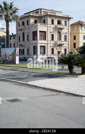 Viareggio Italie - AVRIL 30 2023: Viareggio est la célèbre station balnéaire sur la côte de la mer Ligurienne. Province Lucca région Toscane de l'Italie Banque D'Images