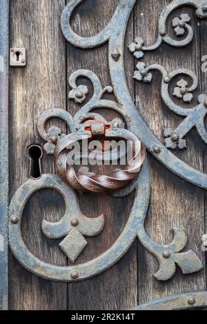 Une vieille porte sur une église écossaise Banque D'Images