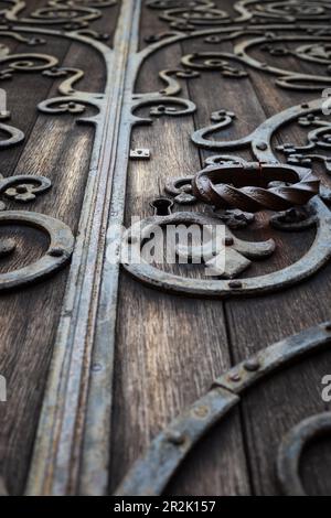 Une vieille porte sur une église écossaise Banque D'Images